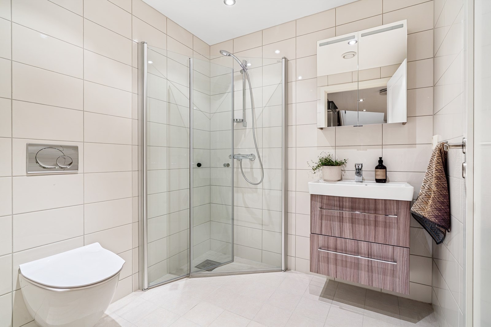 - Leilighetens tredje bad måler 3,7m² - Galleribilde