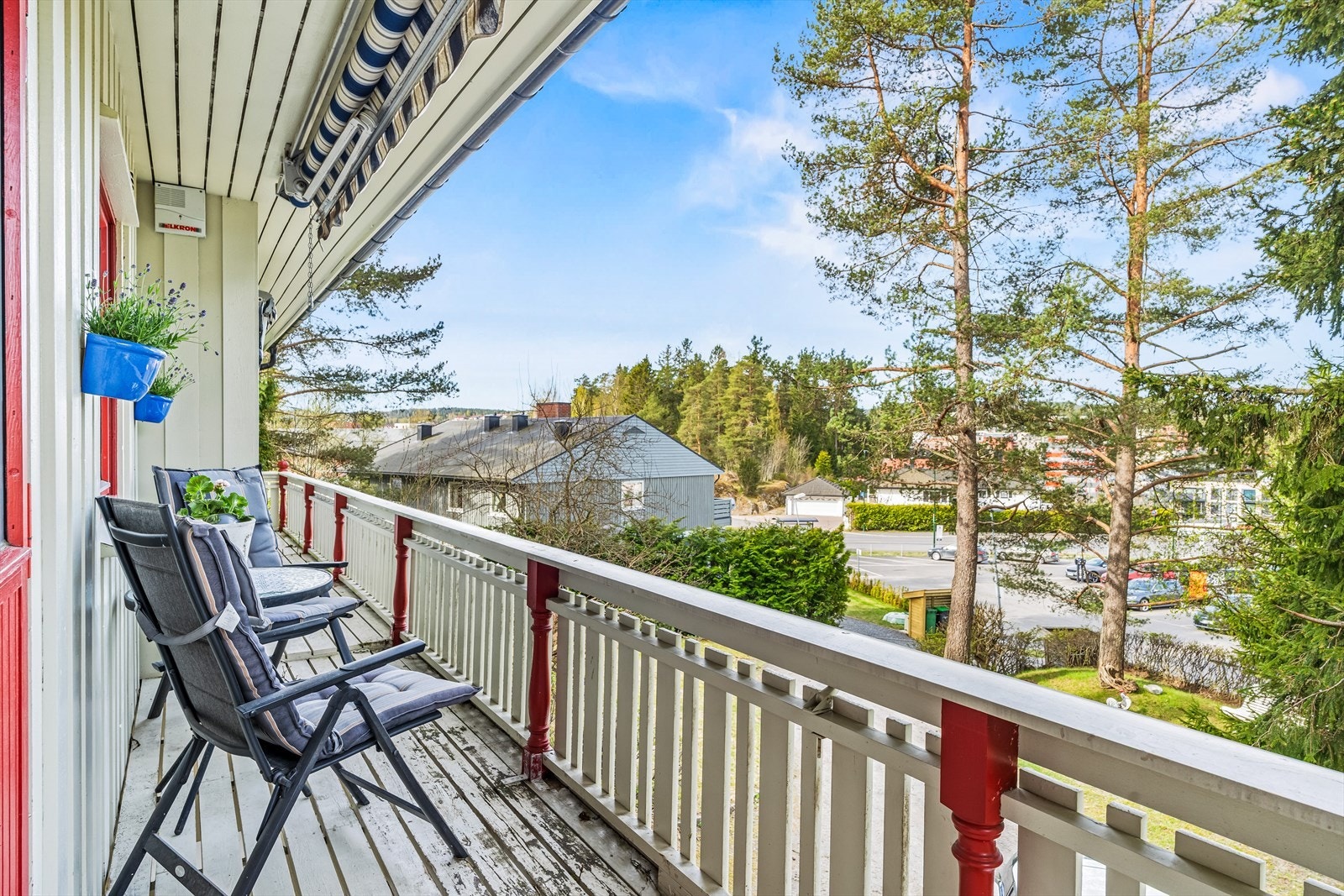 Eiendommen ligger i et sentralt, attraktivt og familievennlig boligområde på Skårer i Lørenskog kommune. Galleribilde