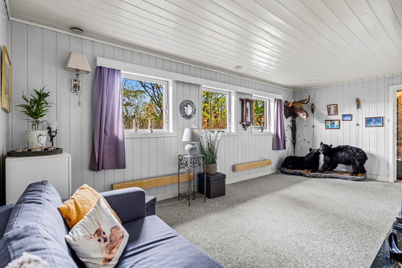 Dagens eier benytter rommet som stue, og har innredet med sofa, bord og øvrig innredning. I rommet er det tilkoblet en peisovn. Galleribilde