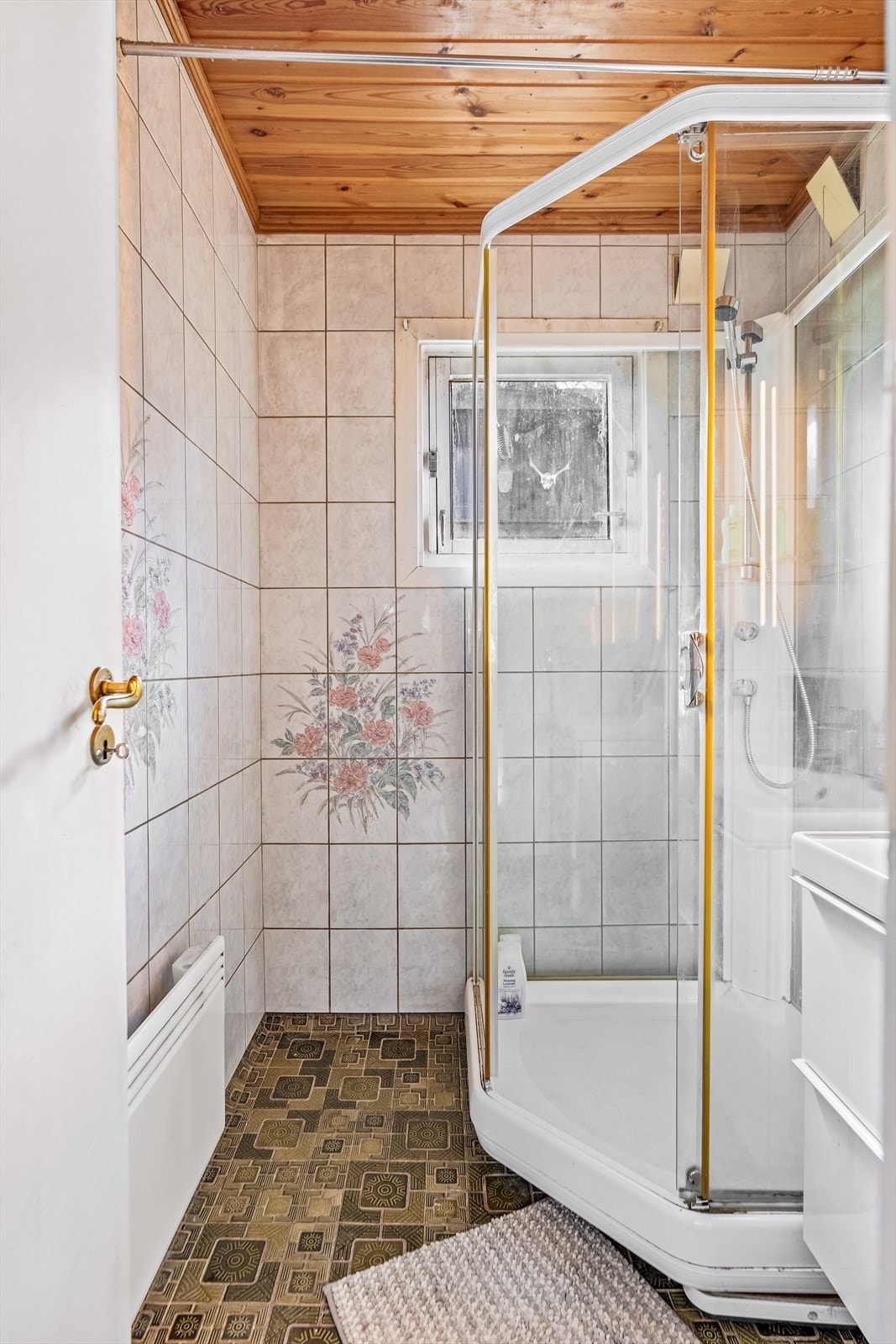 Badet har innredning bestående av skap med glatte fronter. Det er også tilkoblet servant og dusjkabinett. Galleribilde