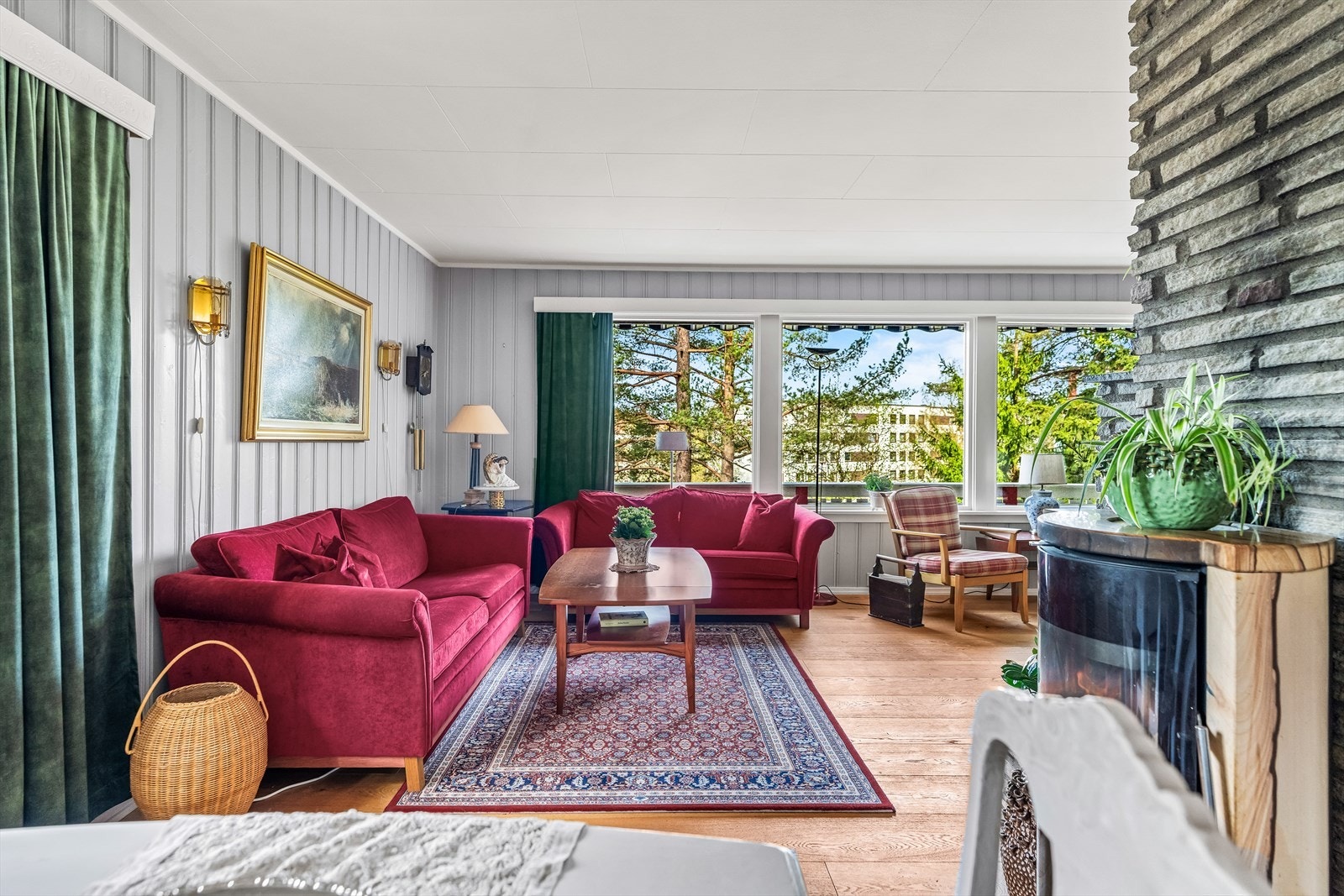 Stuen er av fin størrelse, med store vindusflater som slipper inn rikelig med naturlig lys. Galleribilde