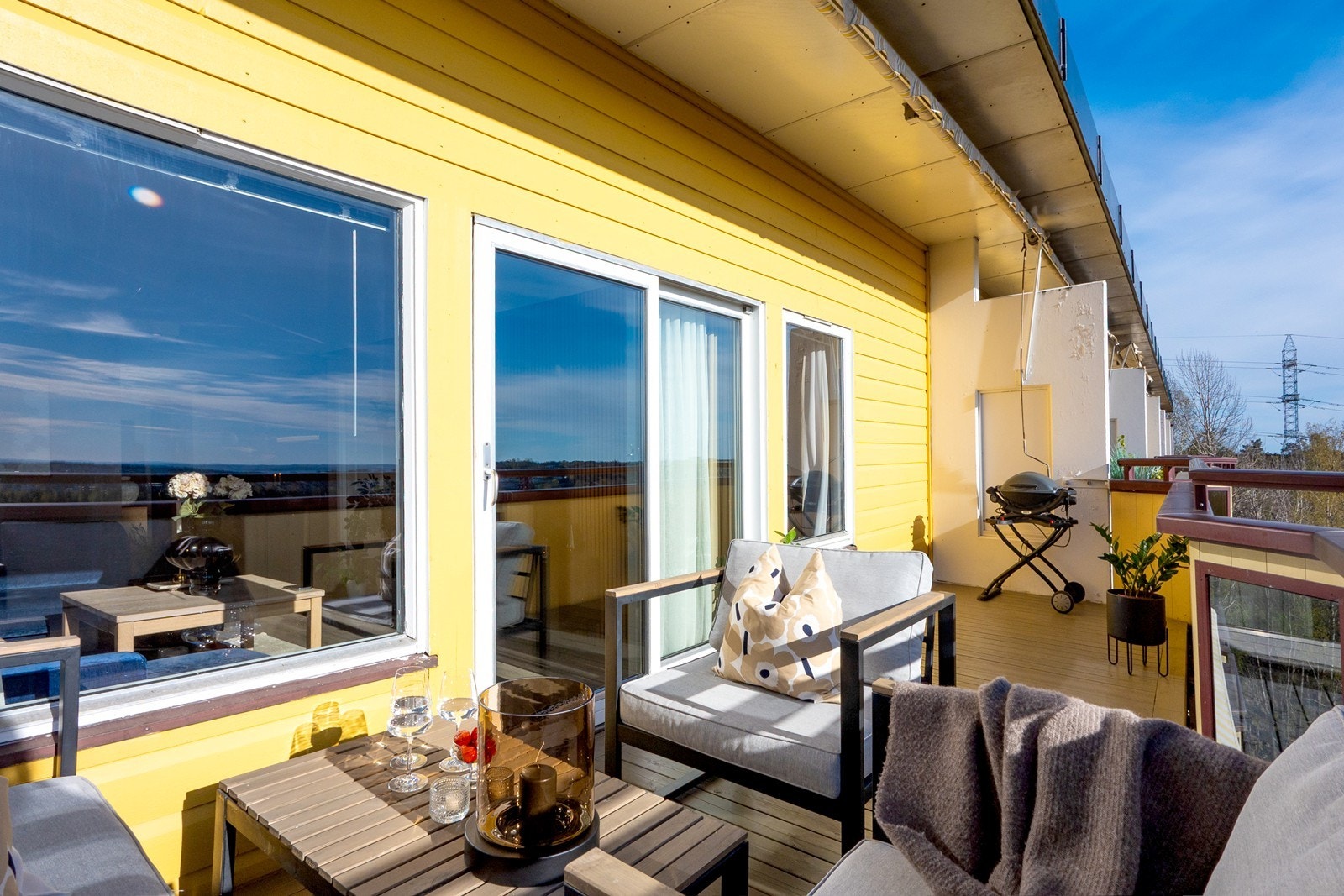 På veranda sørger markise for solskjerming på varme dager. Galleribilde