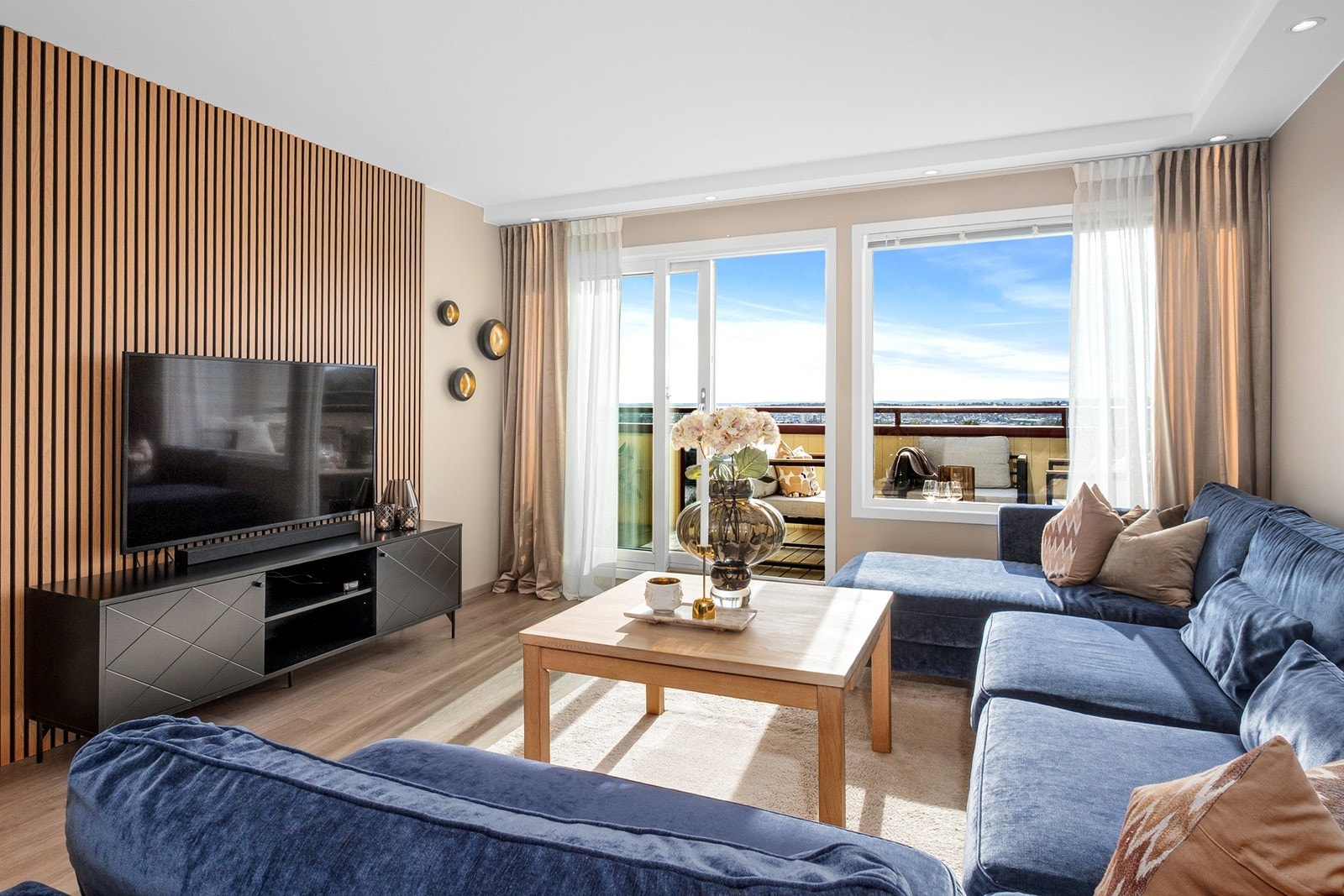 Fra stuen er det utgang til vestvendt veranda med nydelige utsikts- og solforhold. Galleribilde