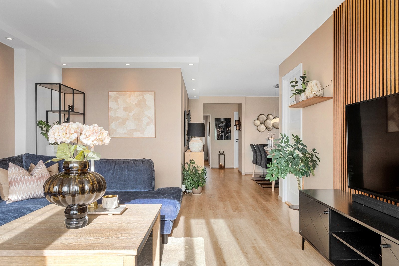 Spilevegg bak dagens TV-løsning er fra 2023 og downlights var nytt i 2022. Galleribilde