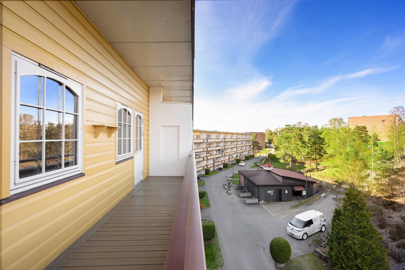 Overbygget gir skjerming og plattingen her er også slipt ned og beiset i 2026. Galleribilde
