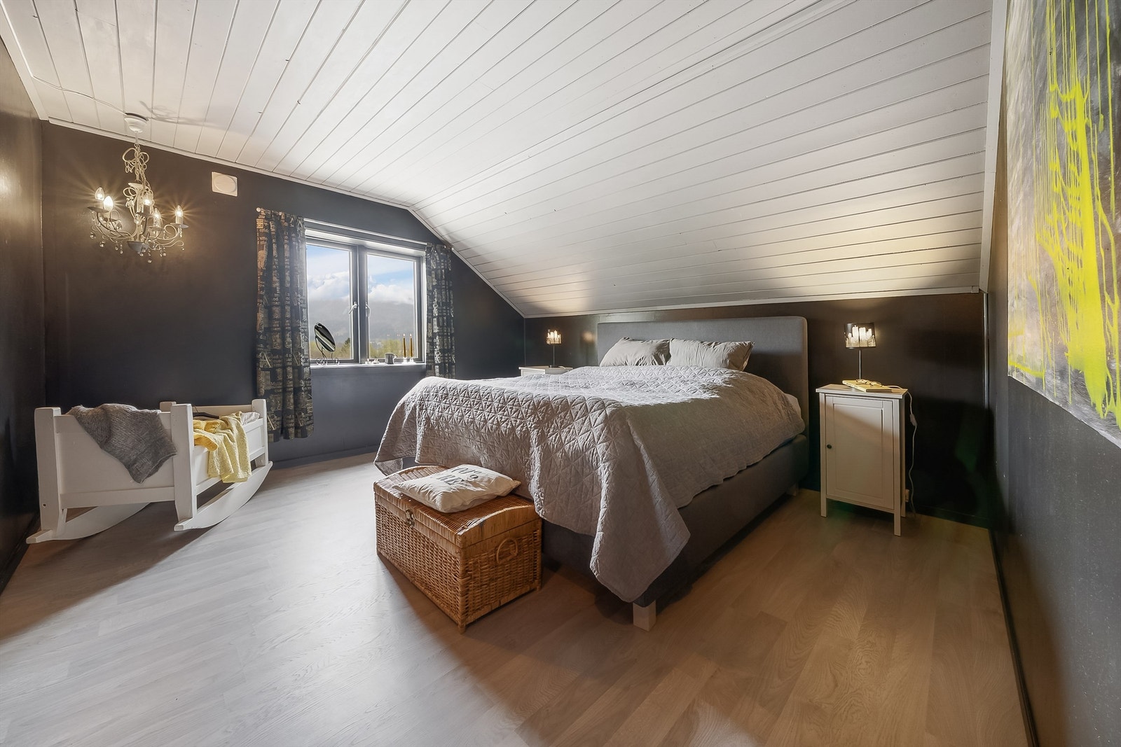 Det er to soverom i loftsetasje Galleribilde