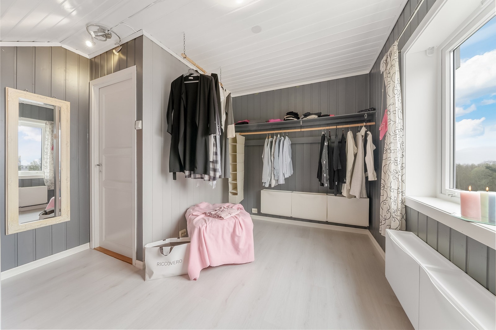 Walk-in/garderobe i loftsetasje Galleribilde