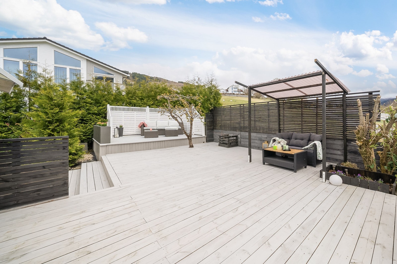 Det er oppført store veranda/terrasseplattinger, totalt ca 105 m². Disse er ikke omsøkt og godkjent hos kommunen. Galleribilde
