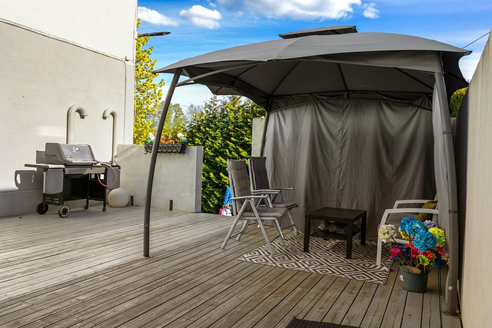 Stor og solrik felles terrasse platting med god plass til sittegruppe og grill - perfekt for varme sommerdager. Galleribilde
