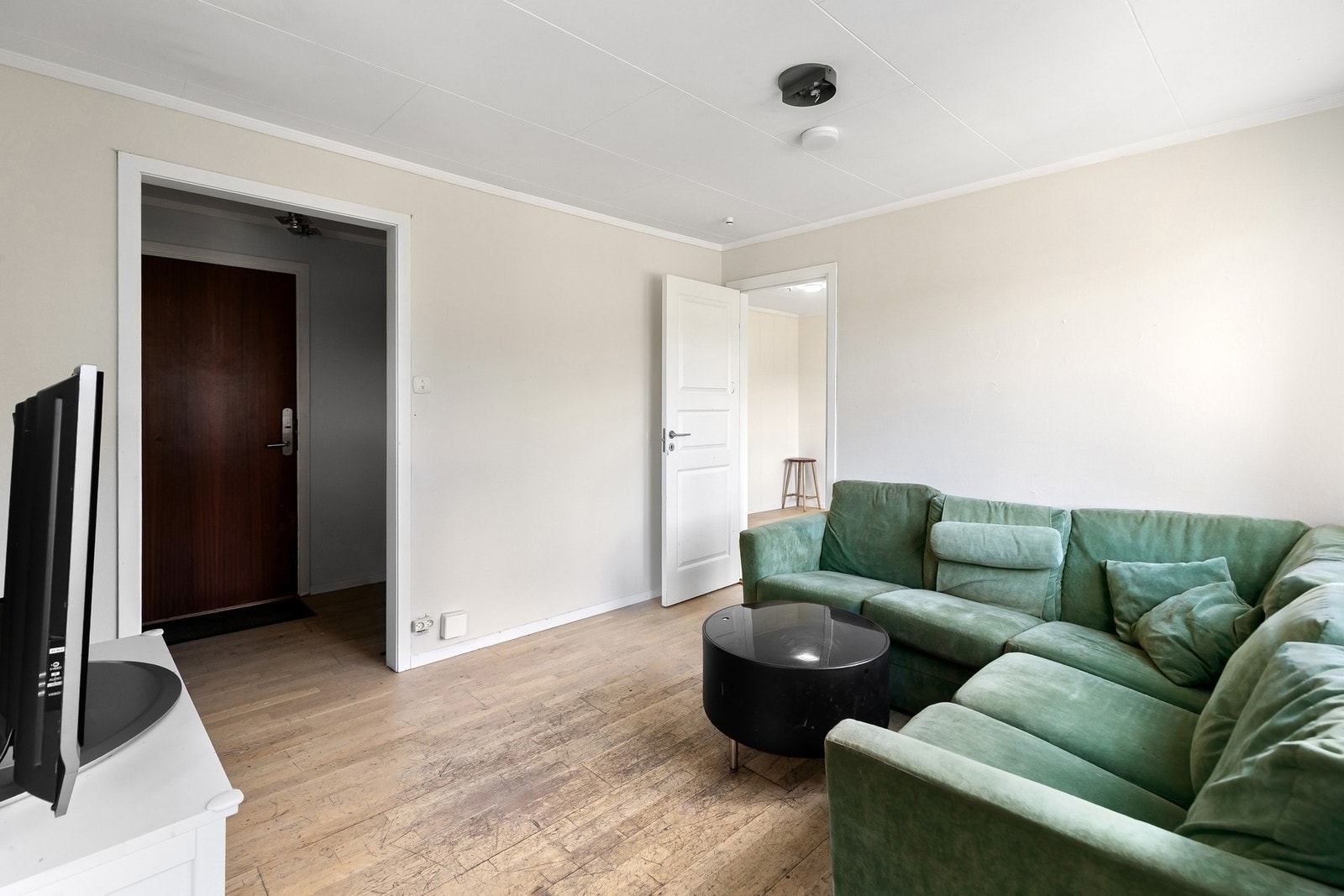 Stuen fremstår som luftig og innbydende med plass til både sofagruppe og TV-løsning. Galleribilde