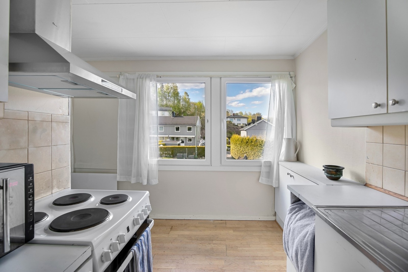 Kjøkken med plass til oppbevaring og fine arbeidsflater for matlaging. Galleribilde