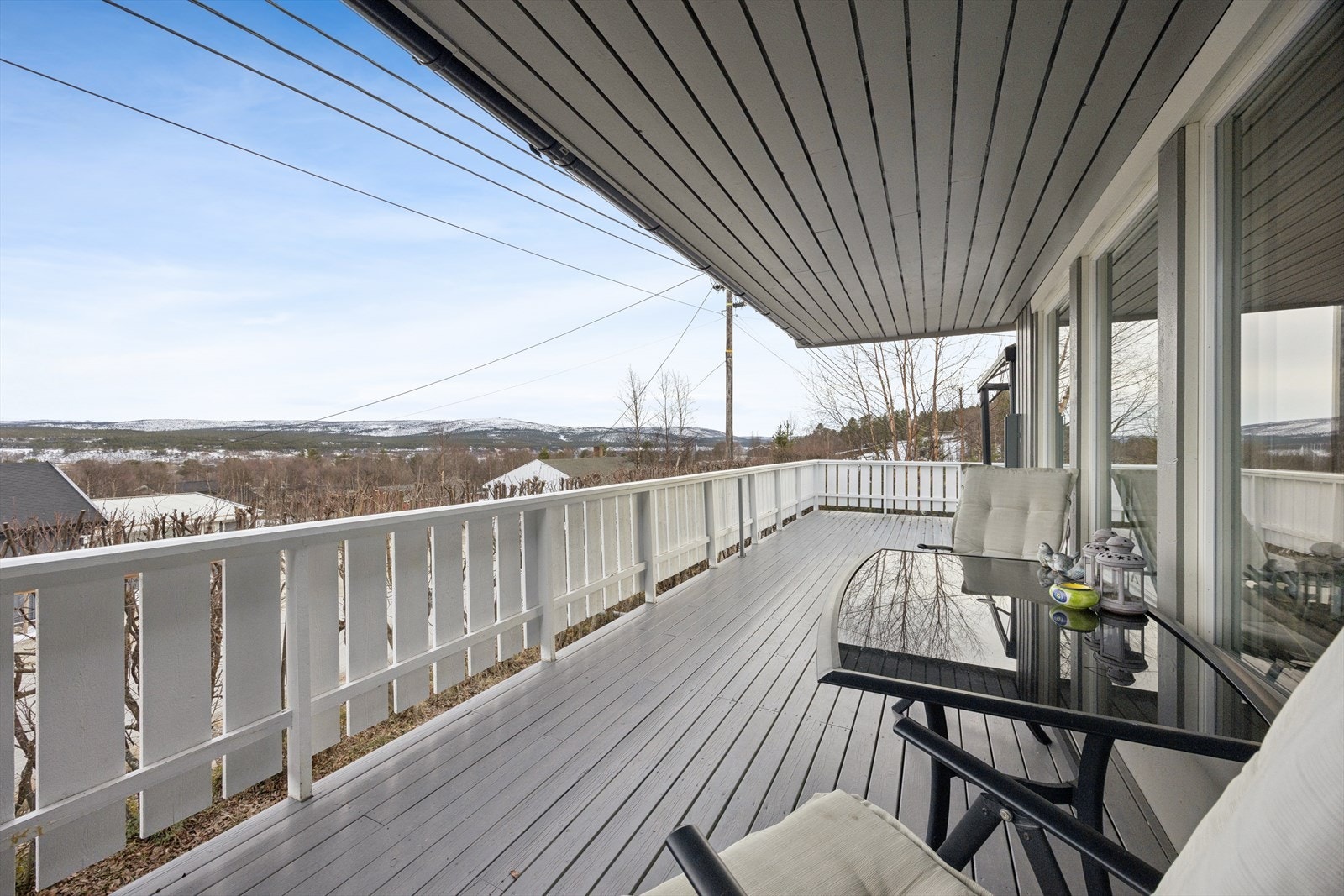 Stor terrasse på 43 m² med utgang fra stuen. Galleribilde