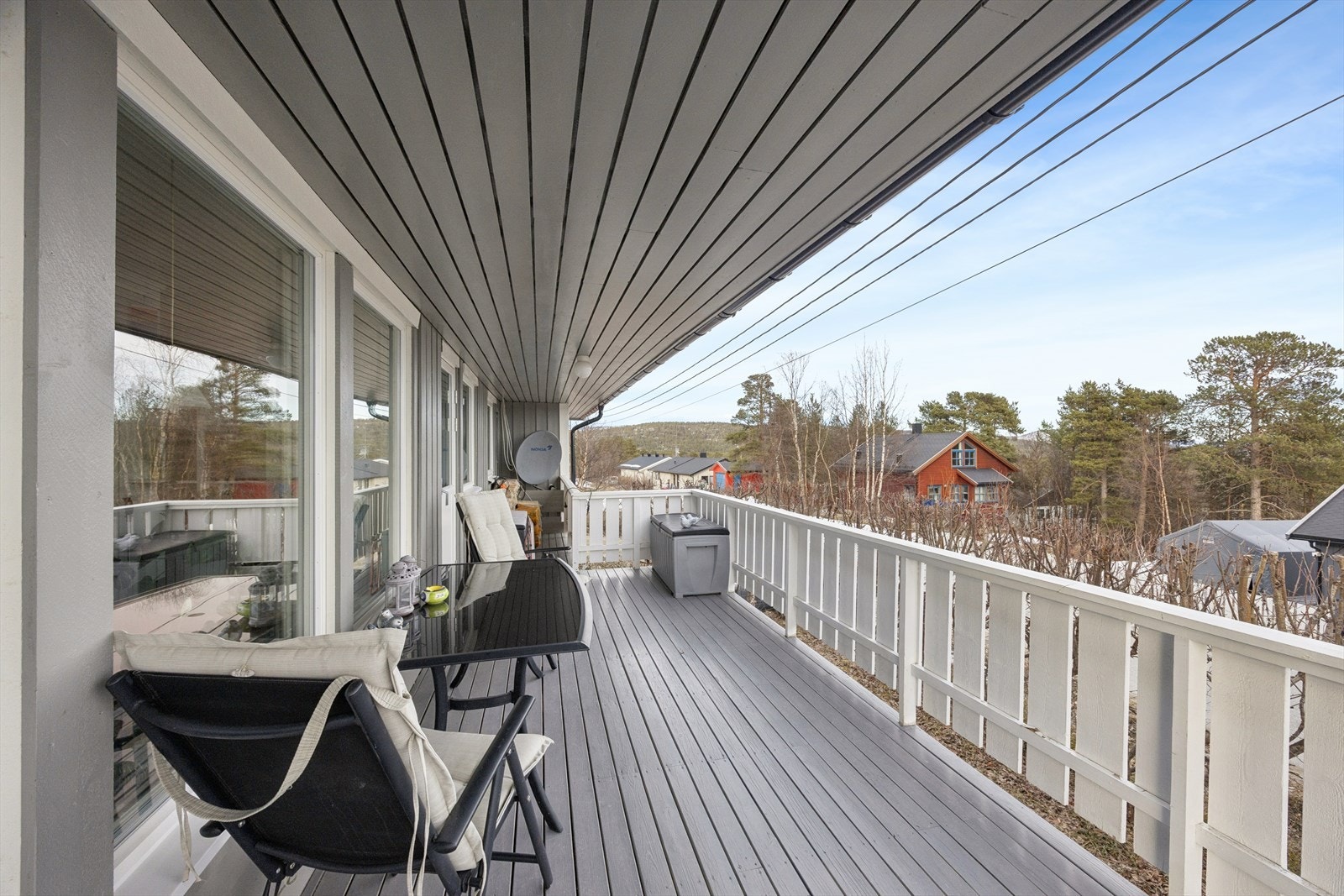 Her er god plass til utemøbler og grillutstyr. Alt som trengs for å nyte fine sommerdager. Galleribilde