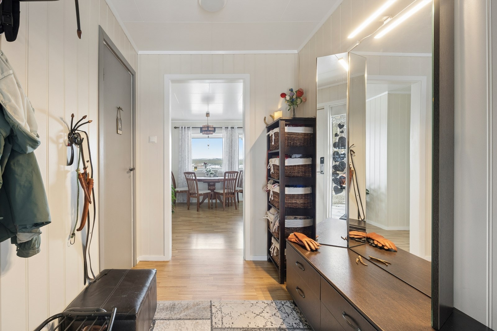 Romslig gang med plass til oppbevaring for yttertøy. Galleribilde