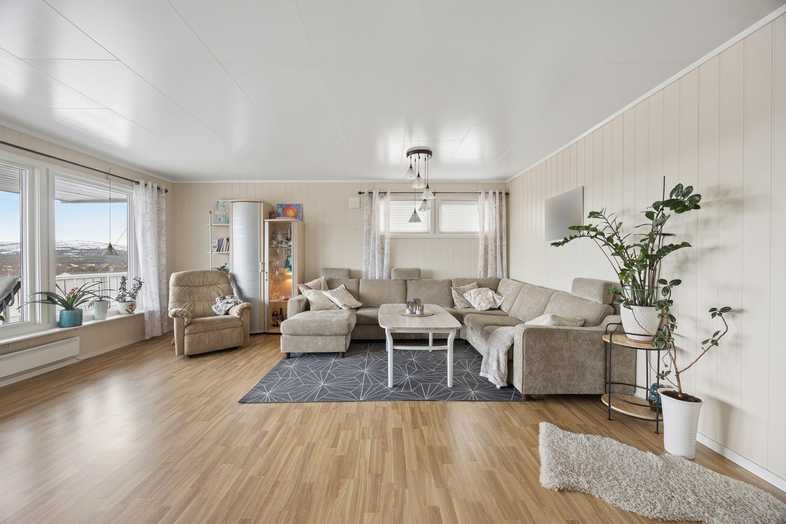 Stuen har laminatgulv og overflater som ble modernisert i 2009. Galleribilde