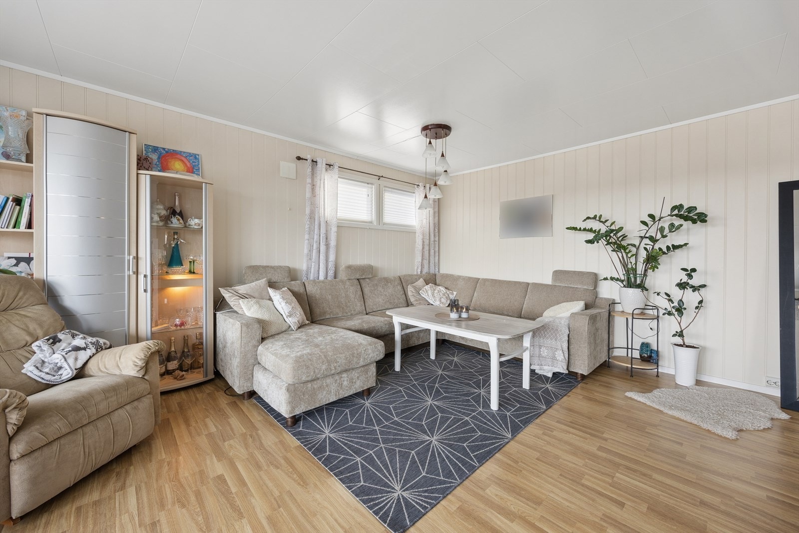 Stuen er romslig og har en naturlig soneinndeling med plass til både sofagruppe og spisebord. Galleribilde