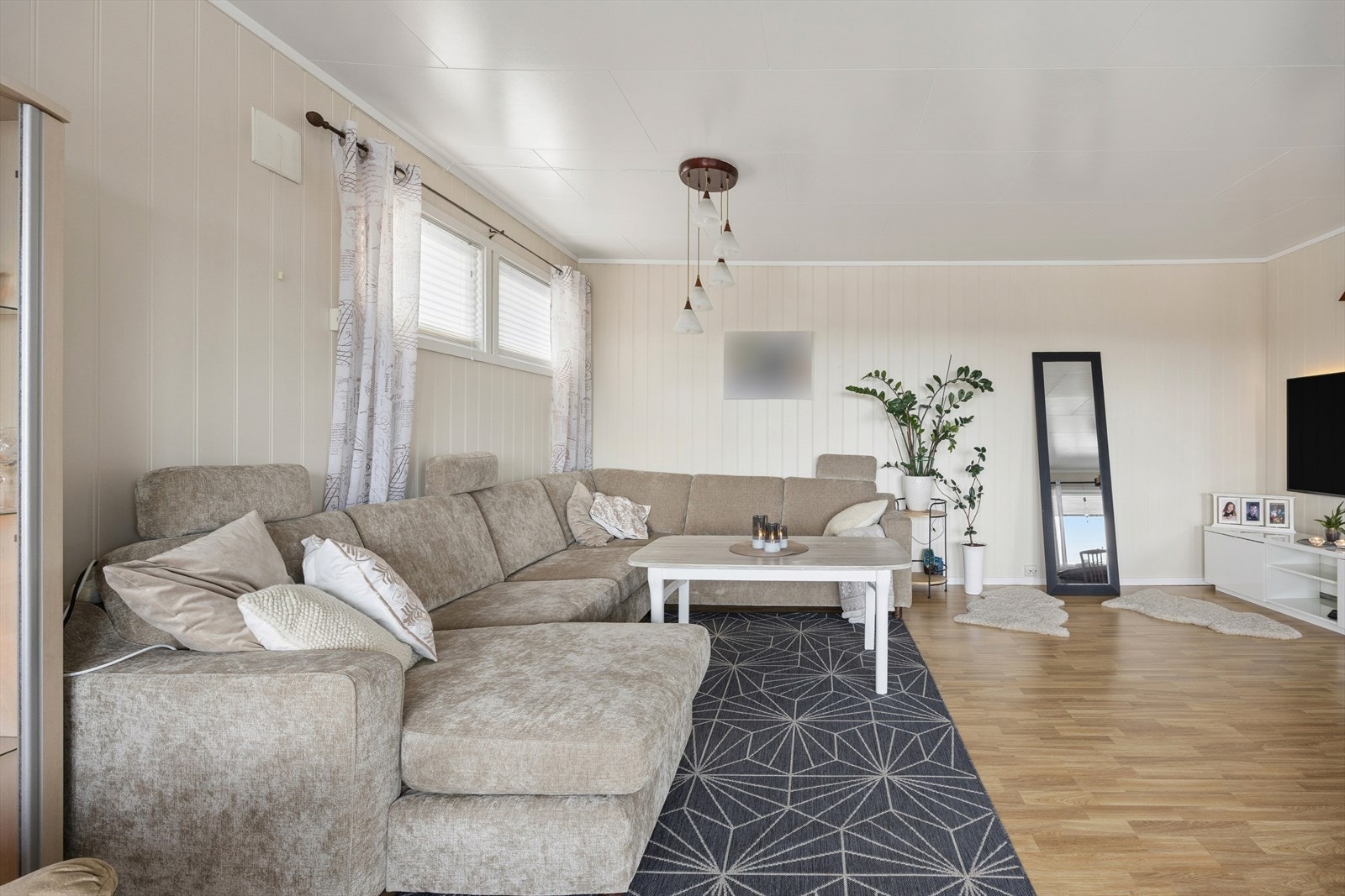 Stuen har god plass til en romslig sofagruppe og øvrig møblement. Galleribilde