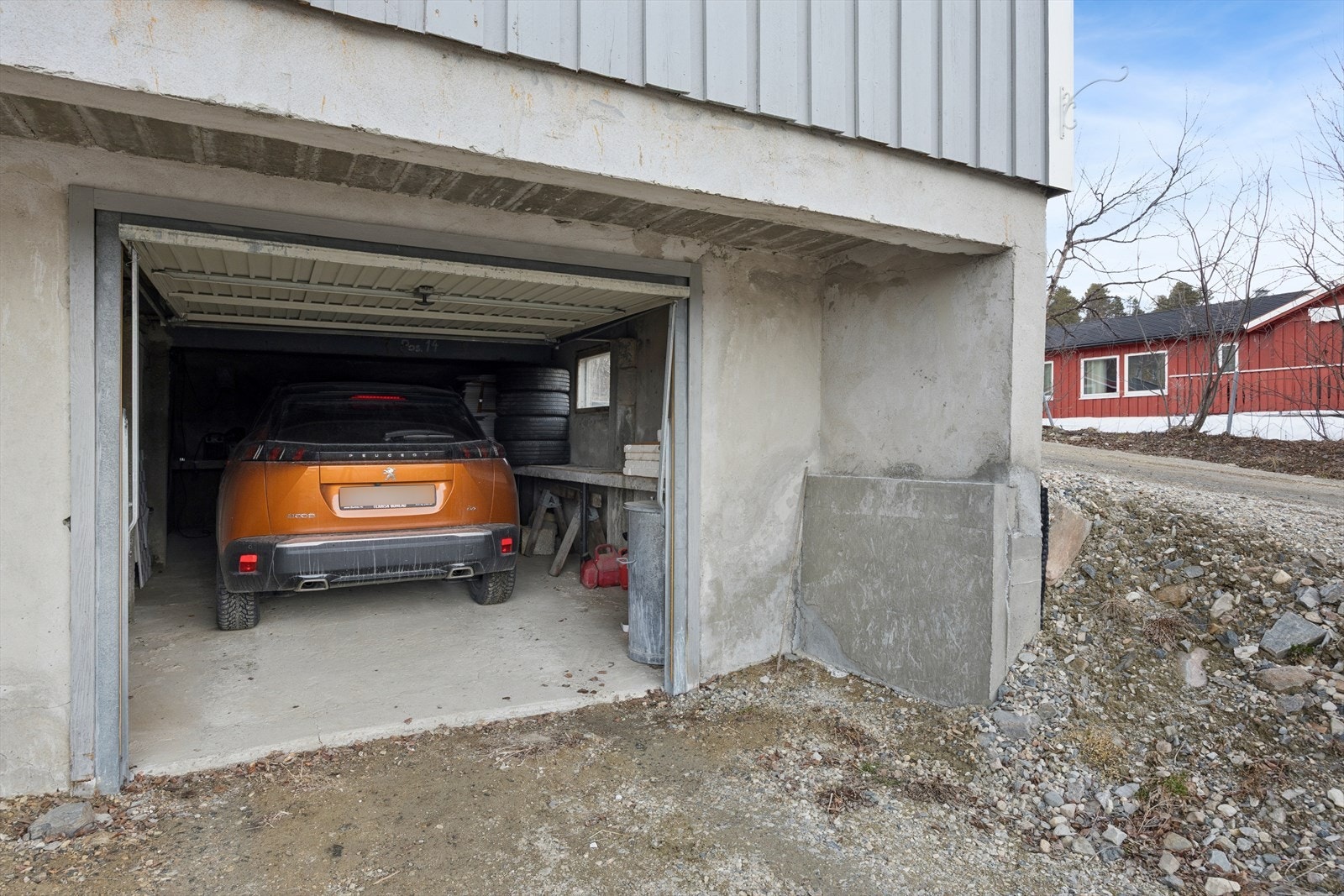 Integrert garasje i kjelleretasjen med betonggulv. Herfra er det også tilgang til krypkjeller.( Se punkt under ferdigattest i salgsoppgaven vedr. garasje) Galleribilde