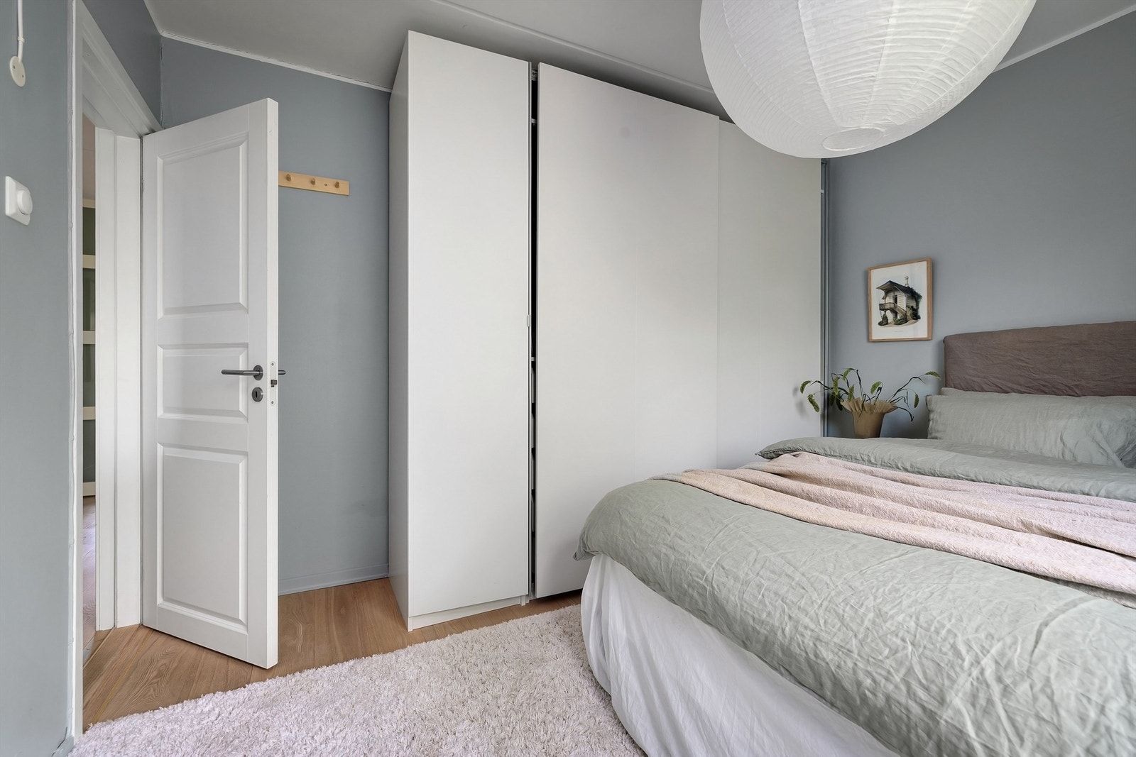 Praktisk skyvedørsgarderobe gir god lagringskapasitet Galleribilde