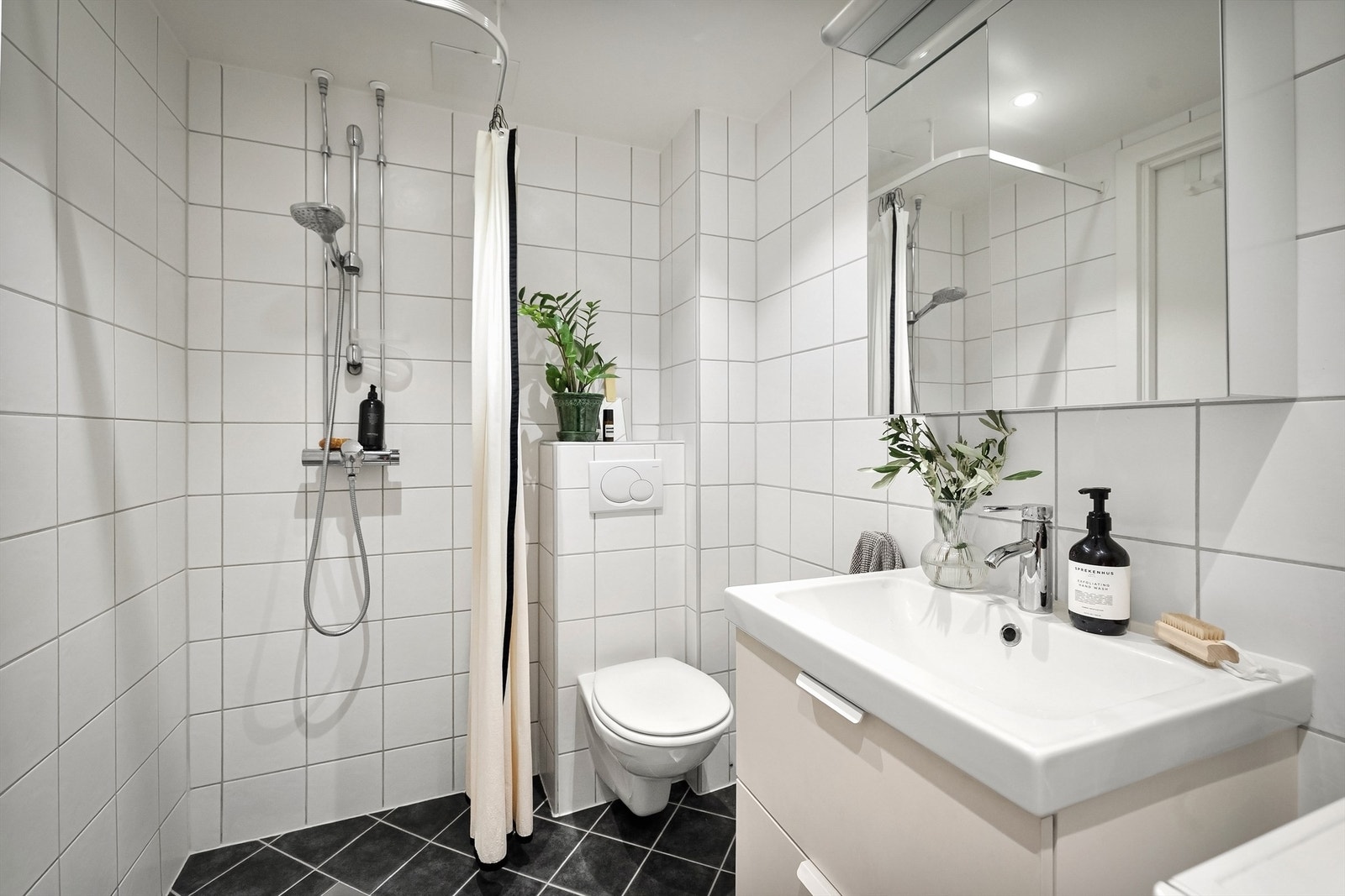 Dusjhjørne med forheng Galleribilde