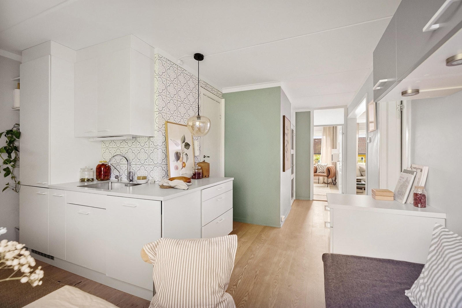 Klassisk og tidløst innredning fra HTH med mye skap- og benkeplass Galleribilde