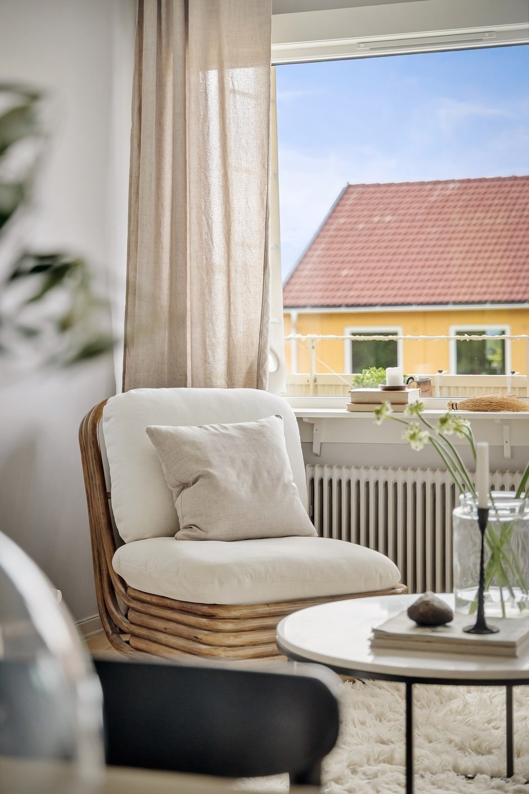 Leiligheten er oppvarmet med vannbåren varme til radiatorer som betales over felleskostnadene Galleribilde