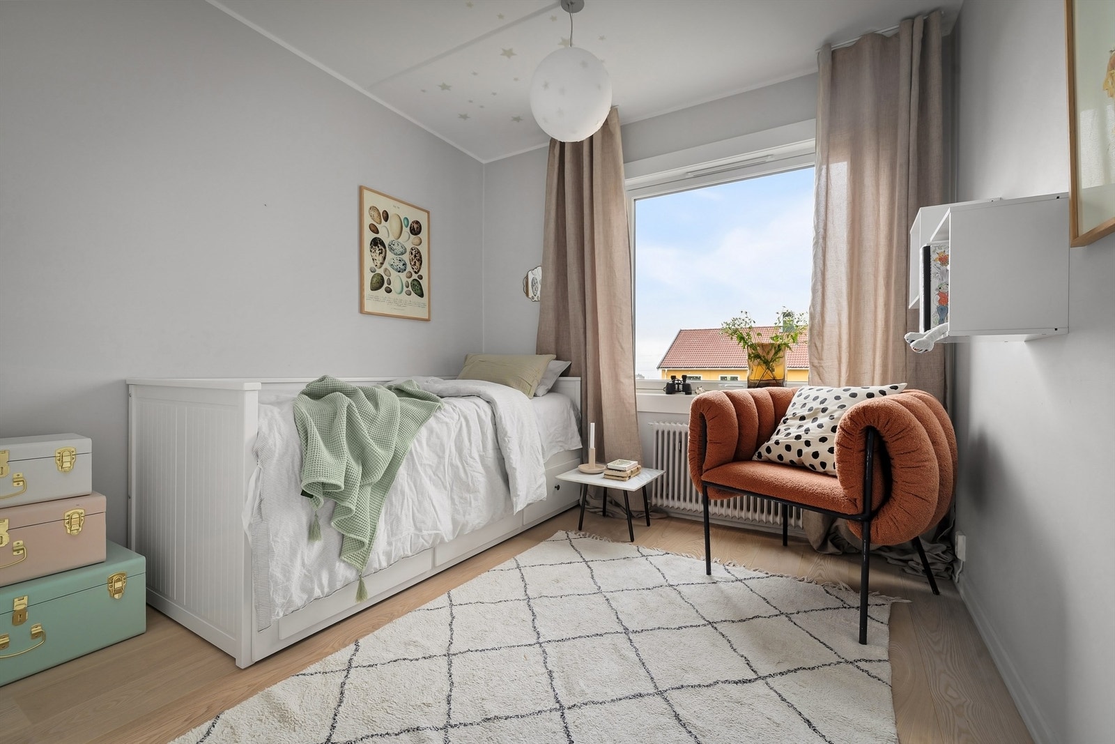 Boligens andre soverom er også av god størrelse, selvsagt fleksibelt i bruk og passer like godt som både gjesterom, barnerom og kontor! Galleribilde
