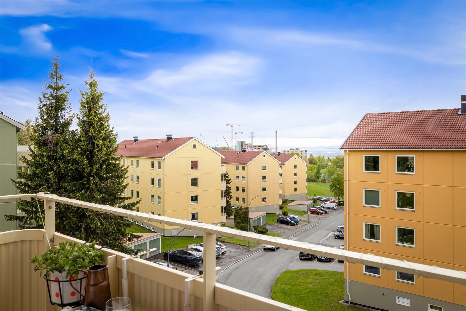 Balkongen er foran deler av stuen og byr på gode solforhold Galleribilde
