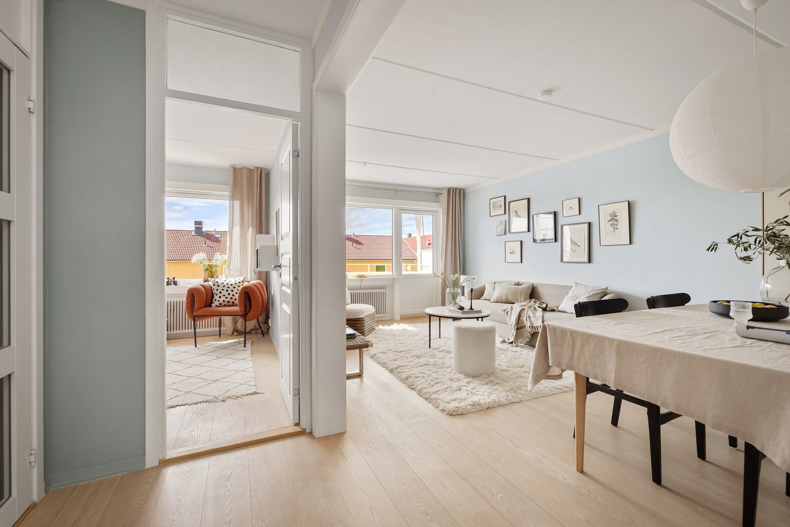 Moderne og gjennomgående 3-roms leilighet, med luftig utsikt og gode solforhold Galleribilde