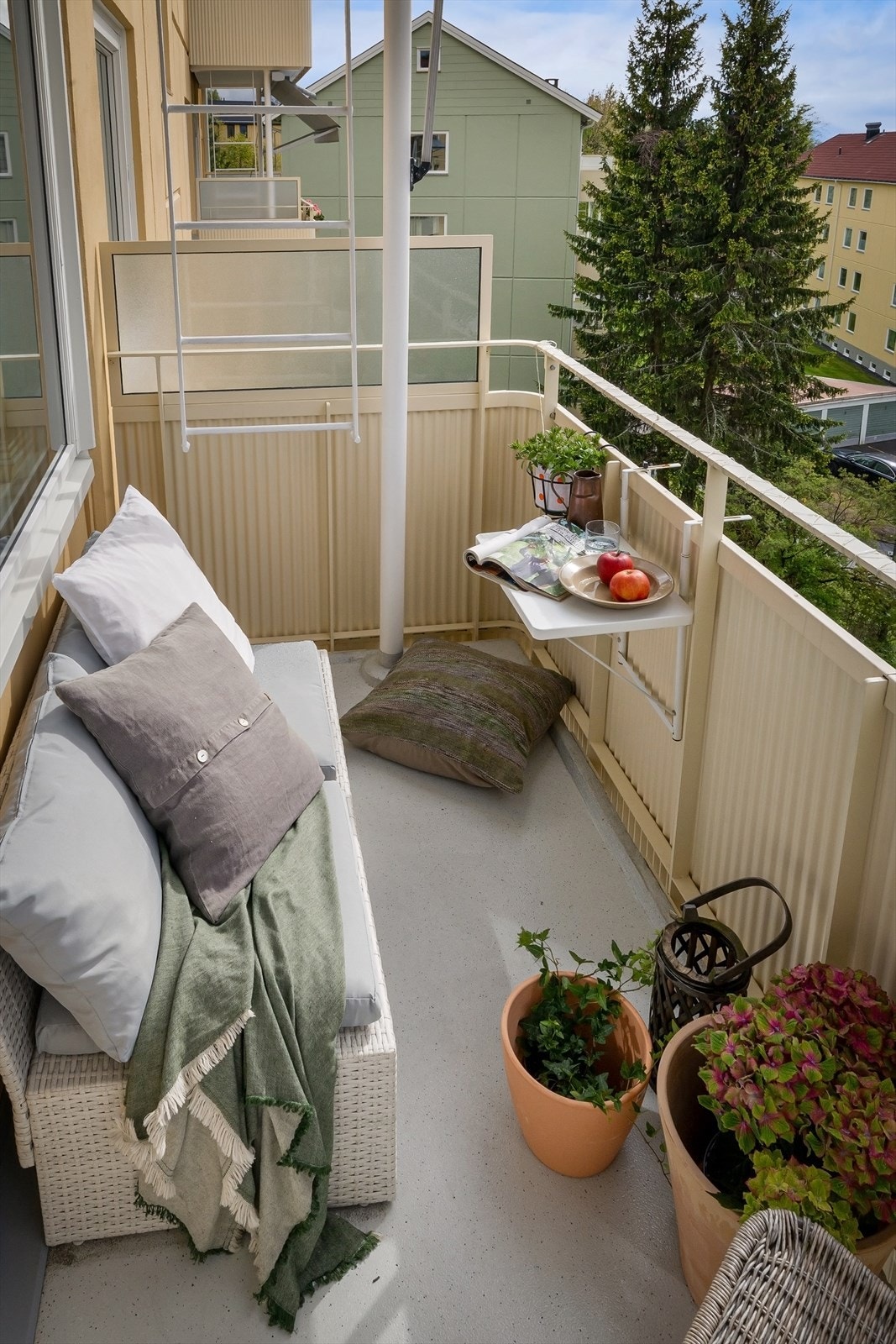 Her er det god plass til utemøblement som både sittegruppe og grill - det er tillatt med el- og/eller gassgrill på balkongene Galleribilde