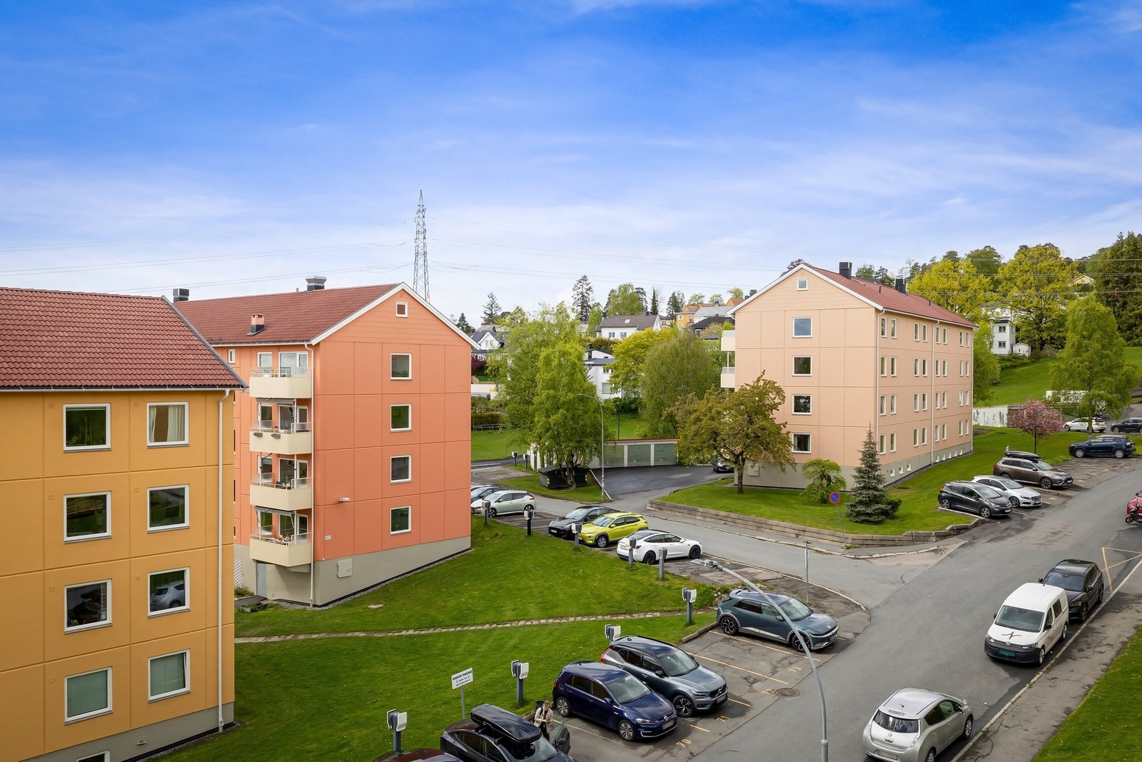 I følge selger er solen på balkongen fra ca. kl. 13.00 nesten helt til solnedgang midtsommers Galleribilde