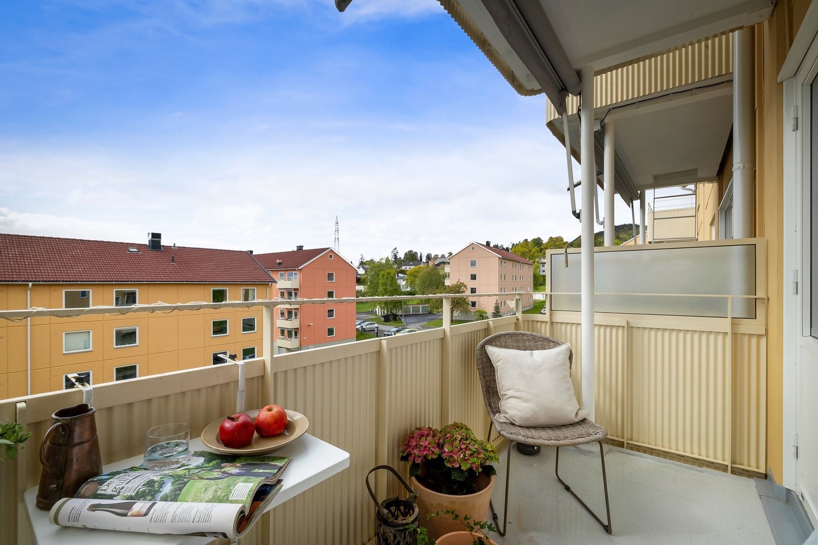 Markise er montert og skjermer godt for solen på solfylte dager Galleribilde