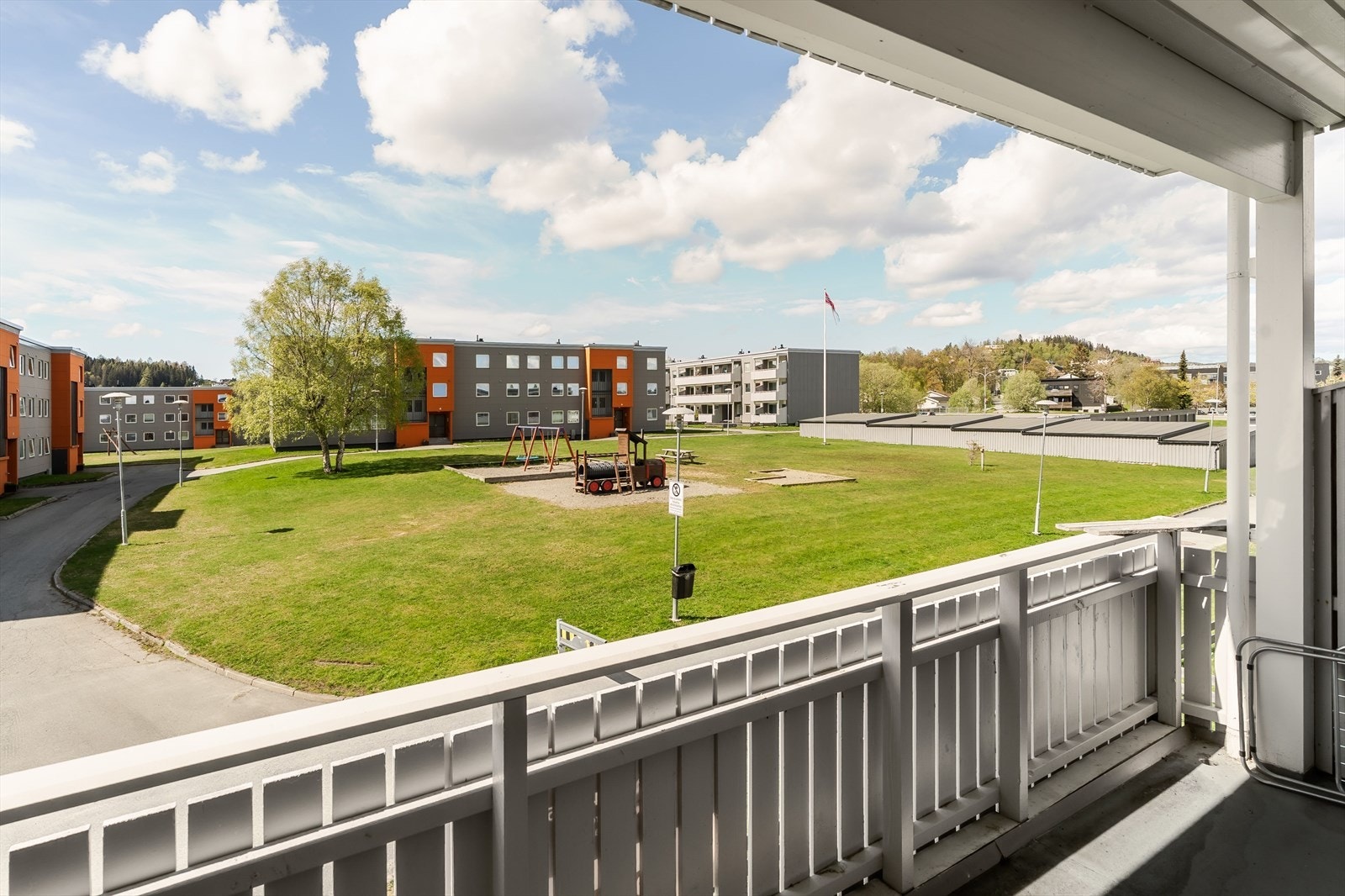 Fra stuen har man utgang til en solrik balkong på hele 10 m². Galleribilde