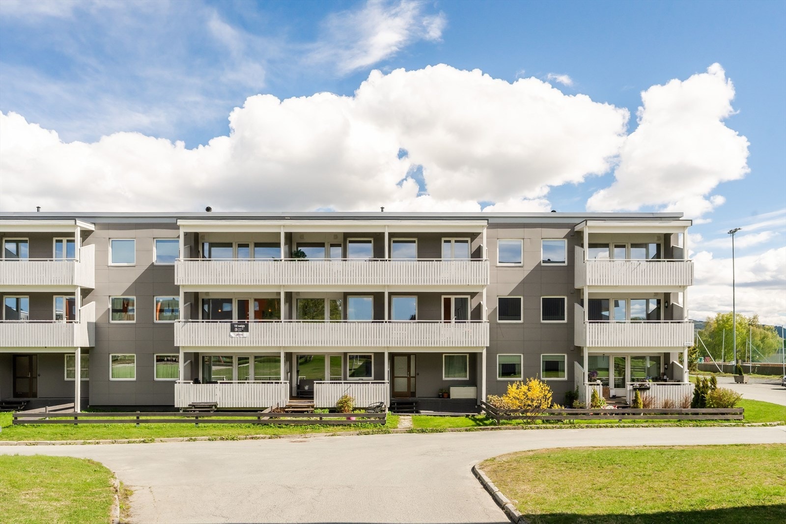 Området har meget gode kollektivforbindelser. Bussholdeplassen Hallset ligger kun få minutters gange fra boligen. Galleribilde