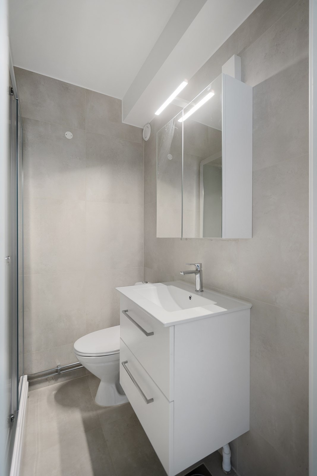 Badet er i likhet med resten av leiligheten nylig oppusset. Moderne fliser på vegg og gulv Galleribilde