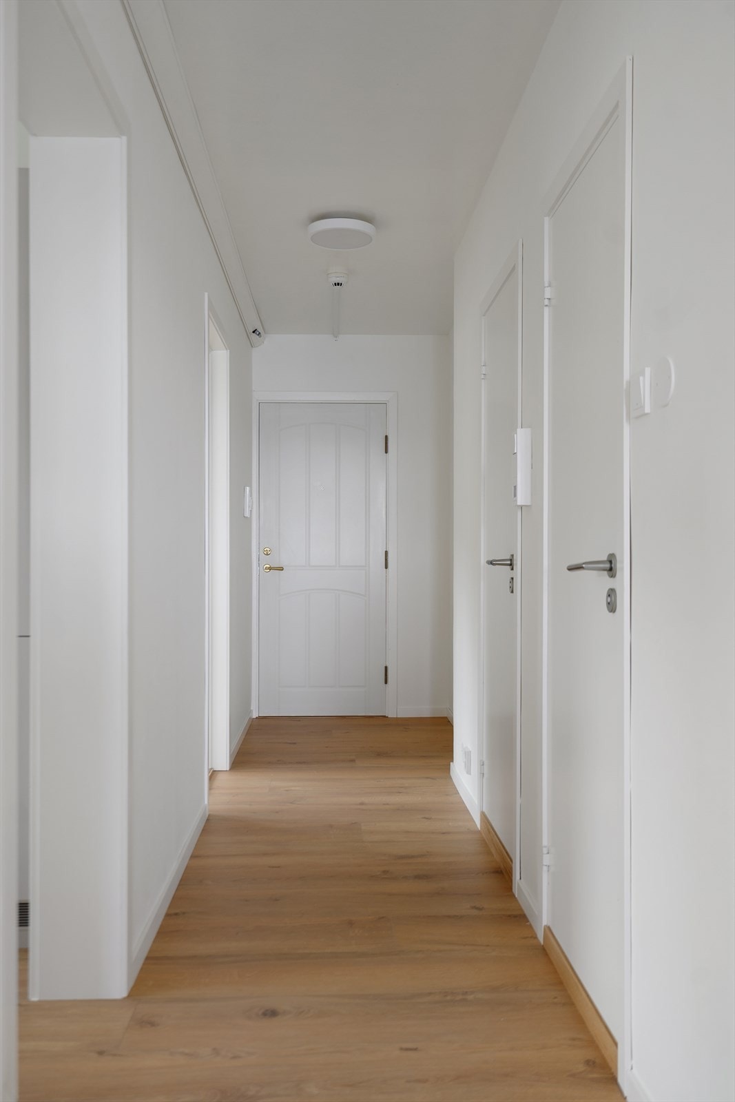 Velkommen inn! Lys og romslig entré Galleribilde