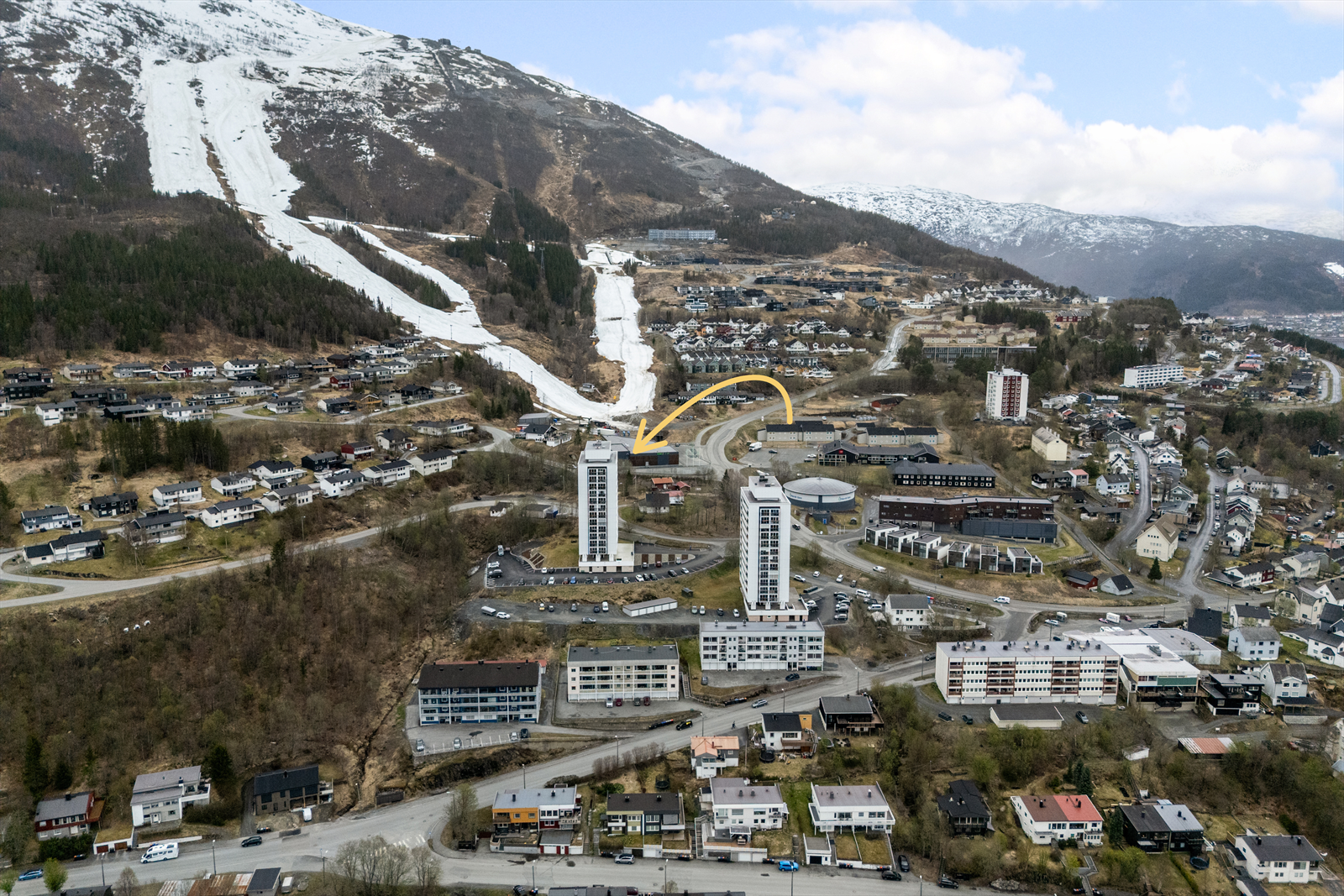 Leiligheten ligger i Nedre Skistua med umiddelbar nærhet til alpinanlegg, dagligvarebutikker og flotte turarealer Galleribilde