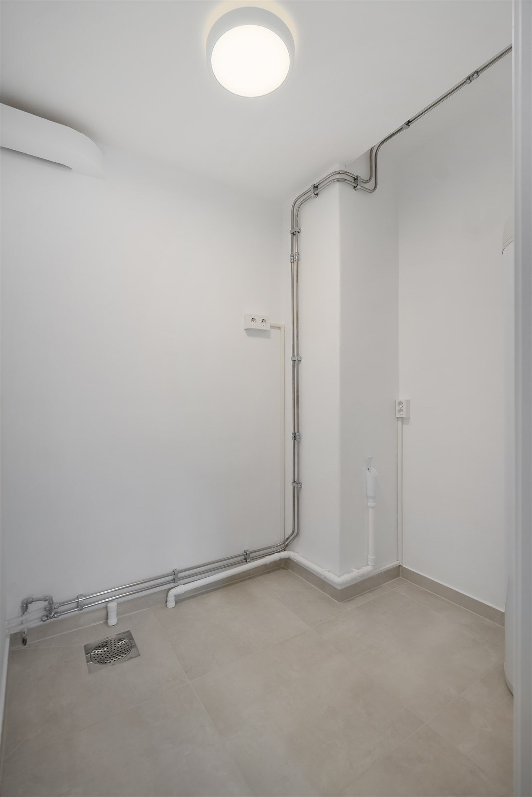 Separat vaskerom med god plass for vaskemaskin, tørketrommel og praktiske løsninger Galleribilde