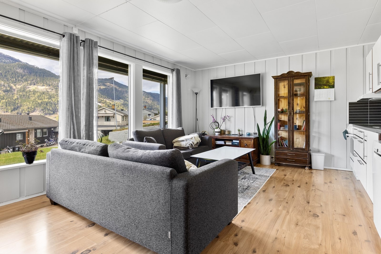 I kjellerstuen sørger en egen vedovn for ekstra varme og hygge. Galleribilde