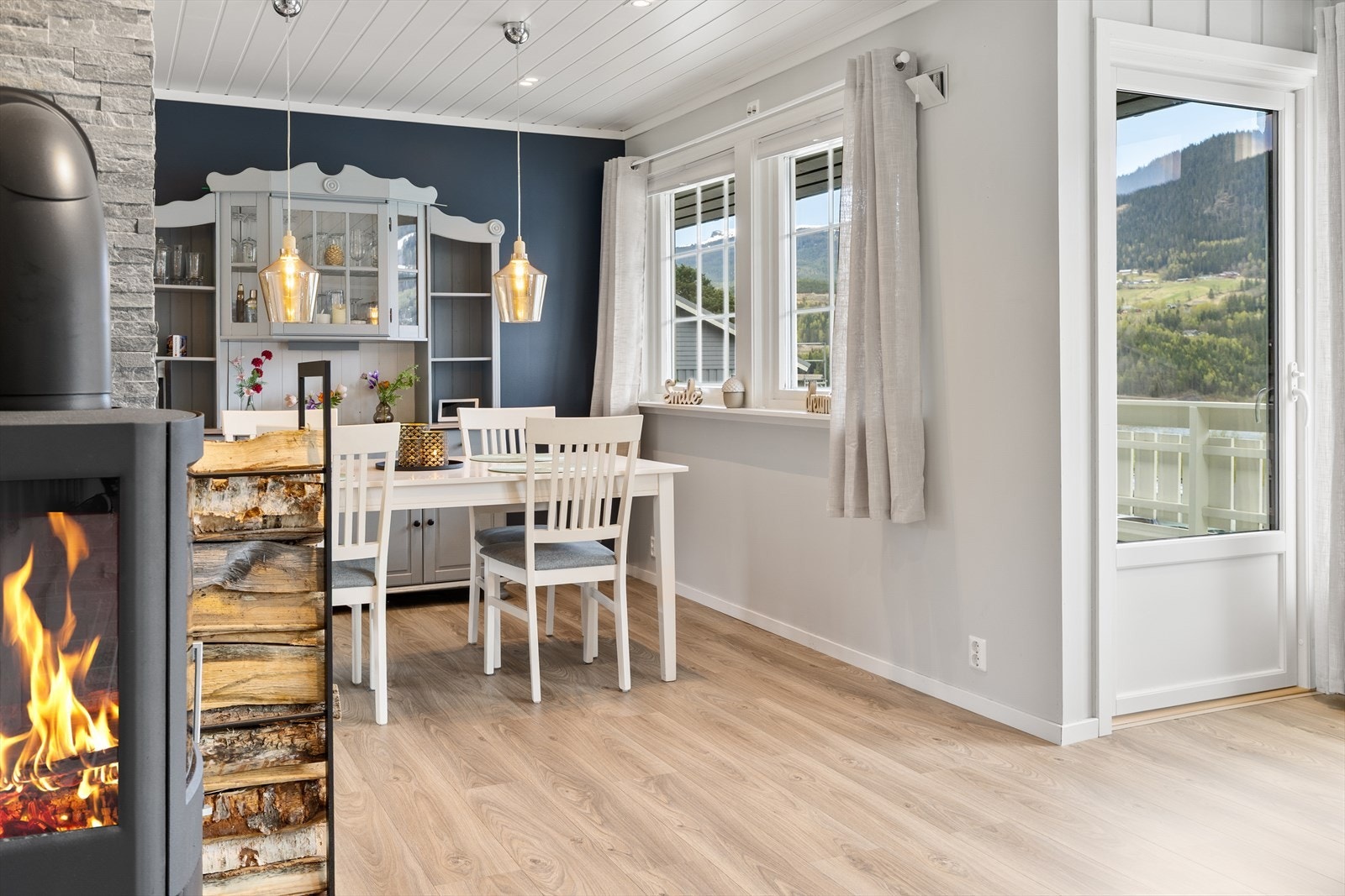 Fra spisestuen er det direkte utgang til den store, vestvendte terrassen. Galleribilde