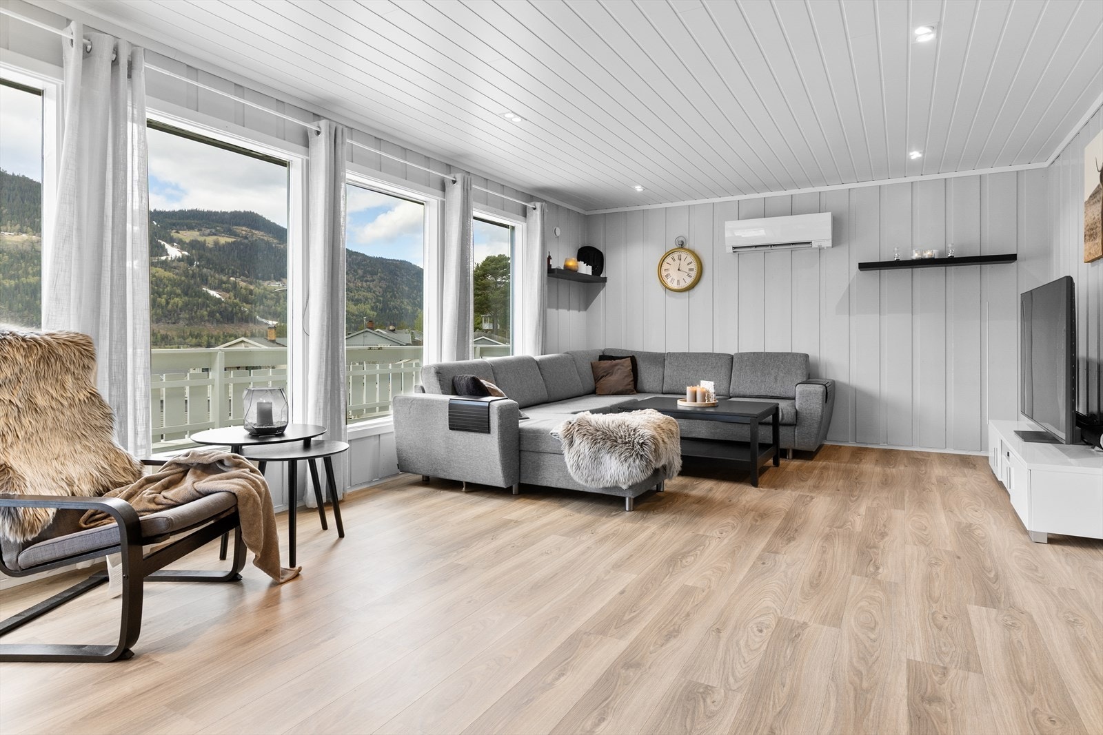 Romslig stue med god plass til en stor sofagruppe. Galleribilde
