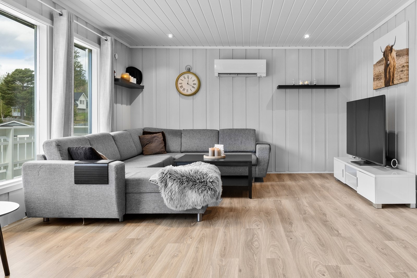 En effektiv varmepumpe er installert i stuen og supplerer vedfyringen. Galleribilde