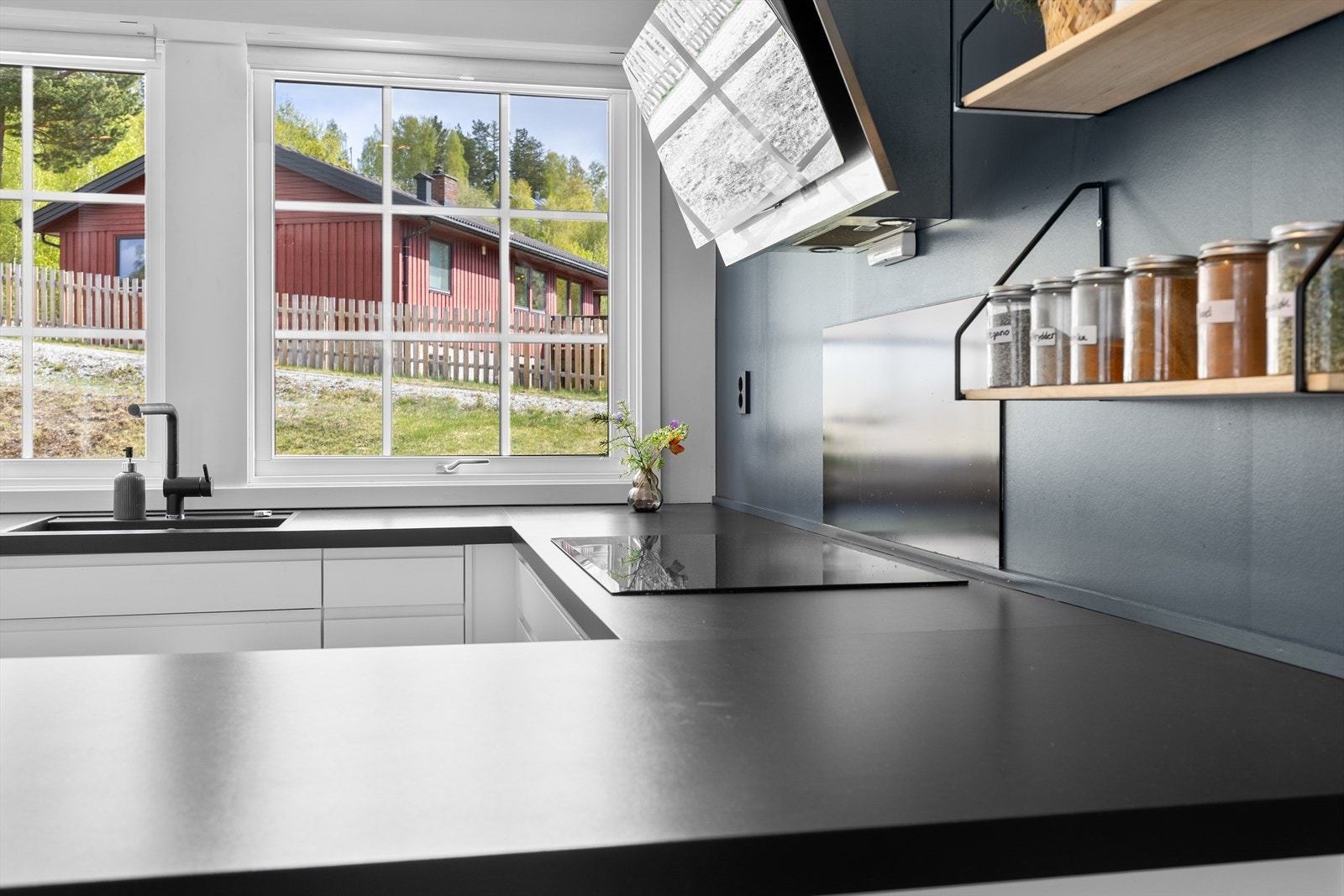 Detaljer som platetopp og komfyrvakt bidrar til et funksjonelt og trygt kjøkken. Galleribilde