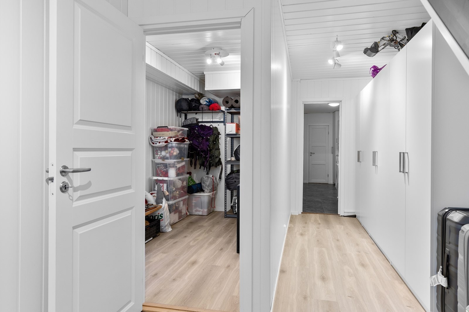 Boligen har rikelig med lagringsplass i flere boder i kjelleren og utvendig. Galleribilde