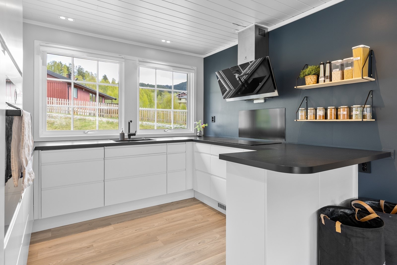 Kjøkkenventilator med avtrekk ut sørger for godt inneklima under matlagingen. Galleribilde