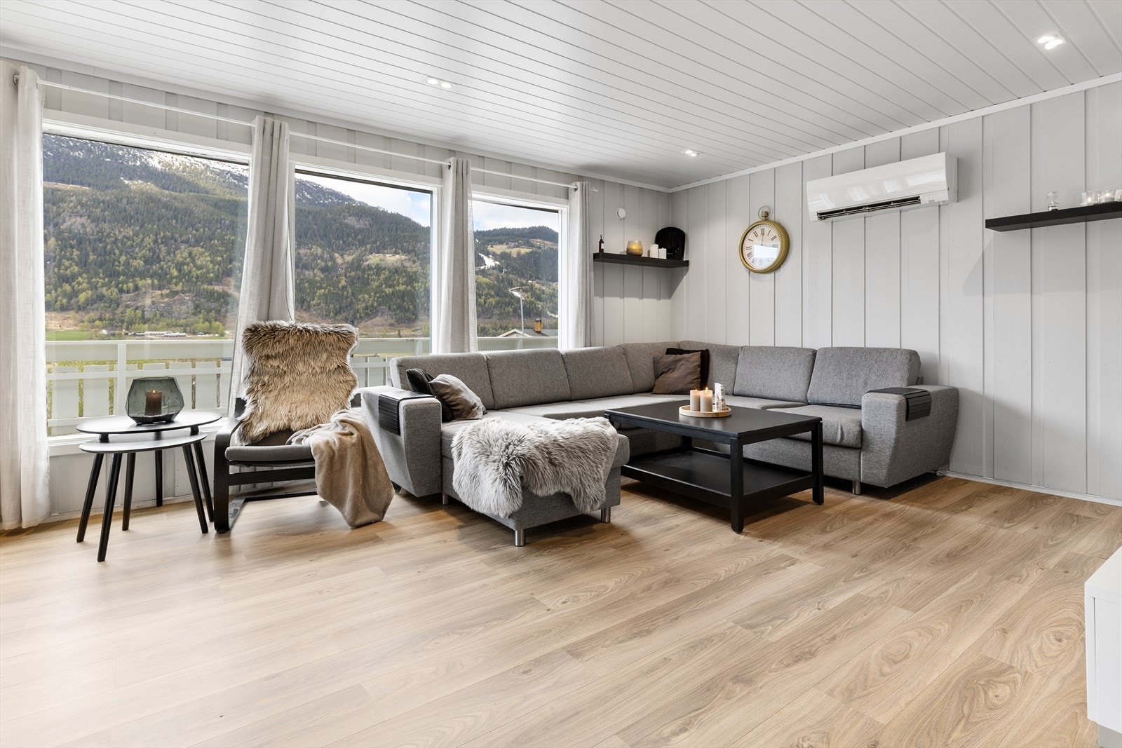 Stuen har store vindusflater som gir rikelig med lys og rammer inn utsikten mot dalen. Galleribilde