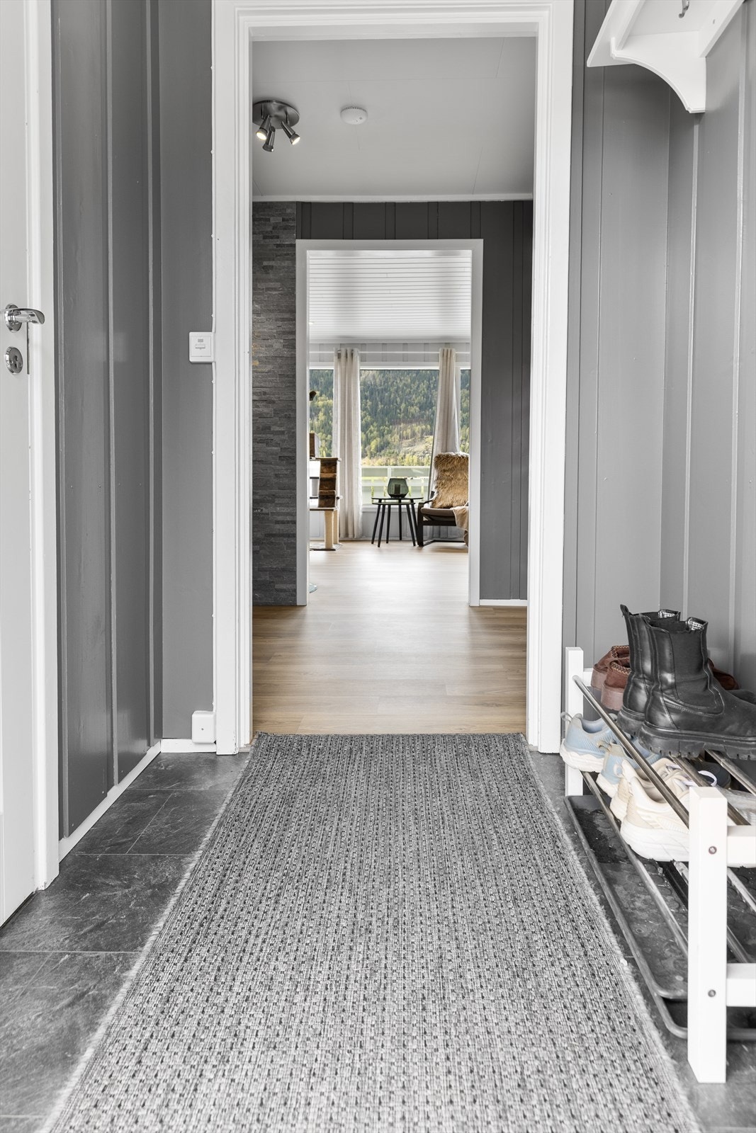 Velkommen inn. Fra entréen er det direkte siktlinje mot stuen og utsikten. Galleribilde