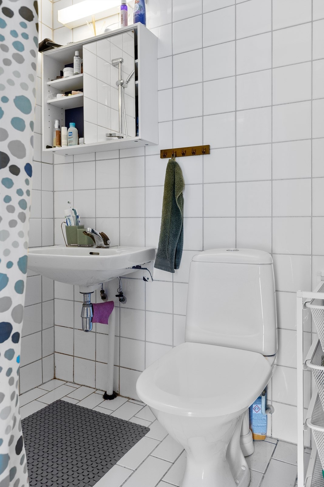 Badet i utleiedelen er utstyrt med toalett, servant og dusj, og har varmekabler i gulvet. Galleribilde