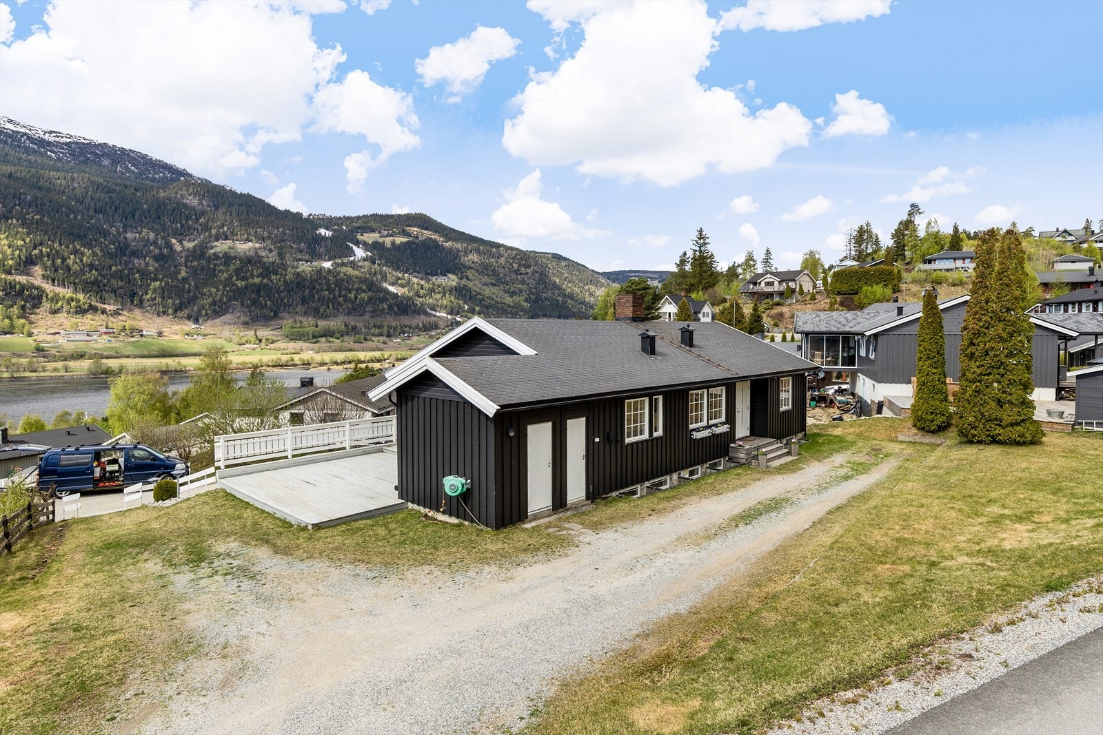 Tomten er på 841 kvadratmeter og har gode solforhold. Galleribilde