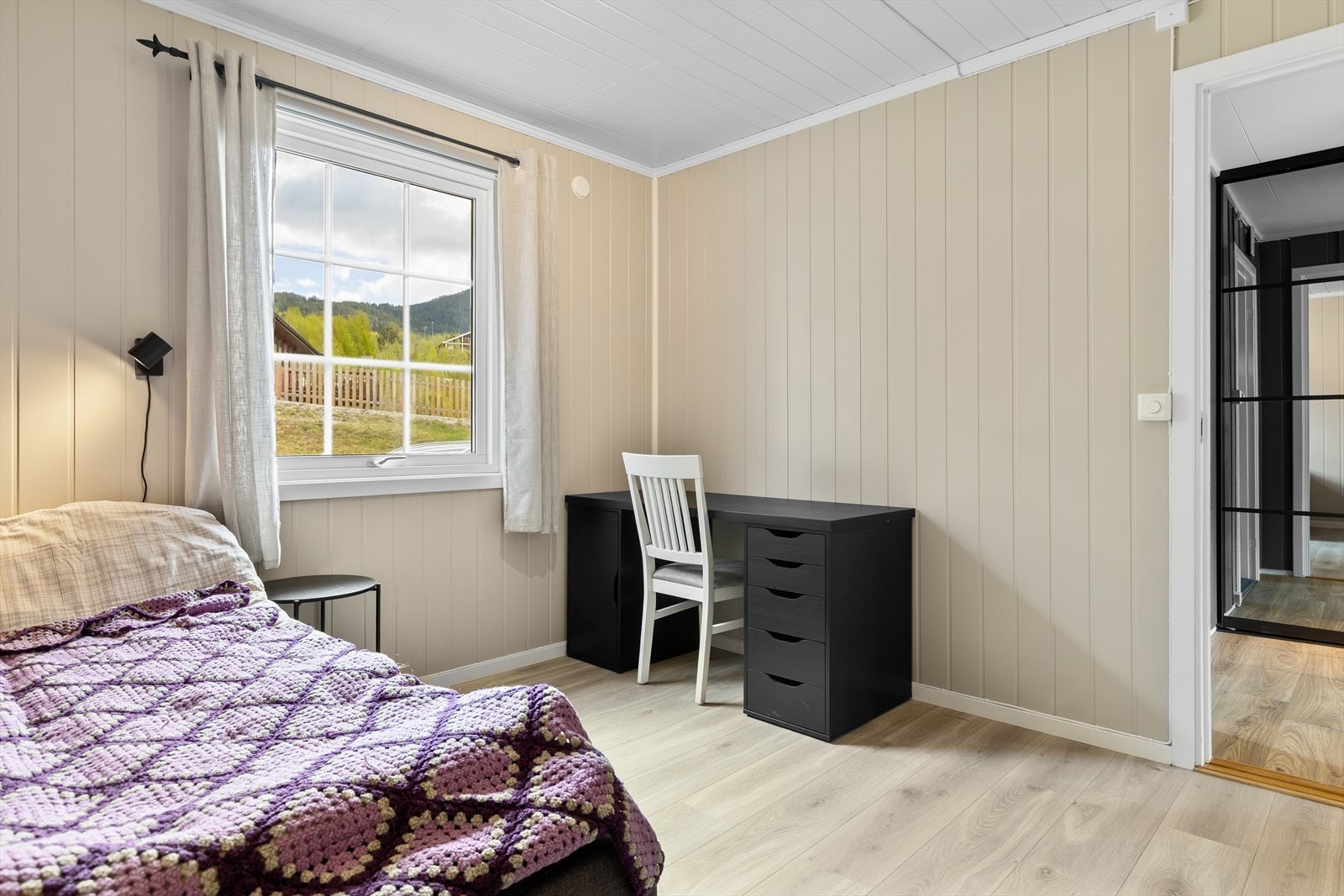 To av rommene er av god størrelse, det tredje litt mindre. Galleribilde